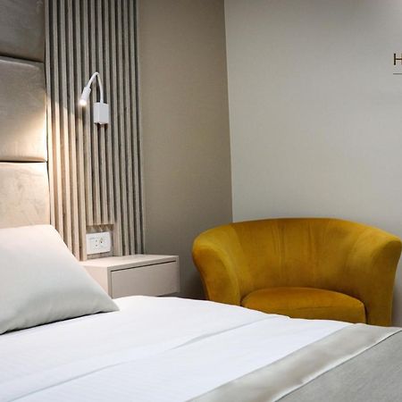 Hotel Holiday Подгорица Екстериор снимка